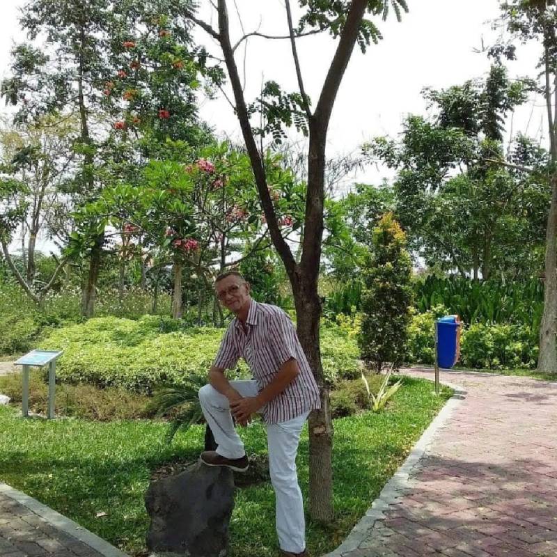 Helmut, 70, Mendon