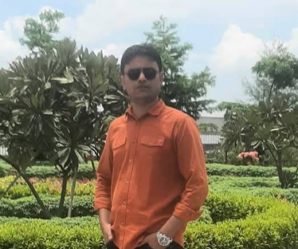 Mojumder, 43, Karaga