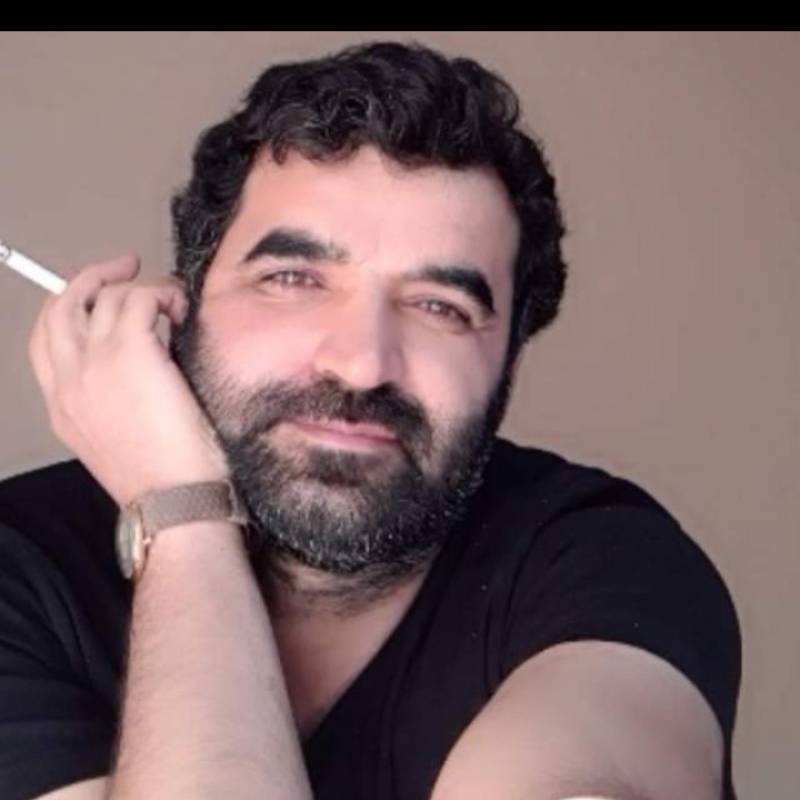 Ali, 42, Taxes