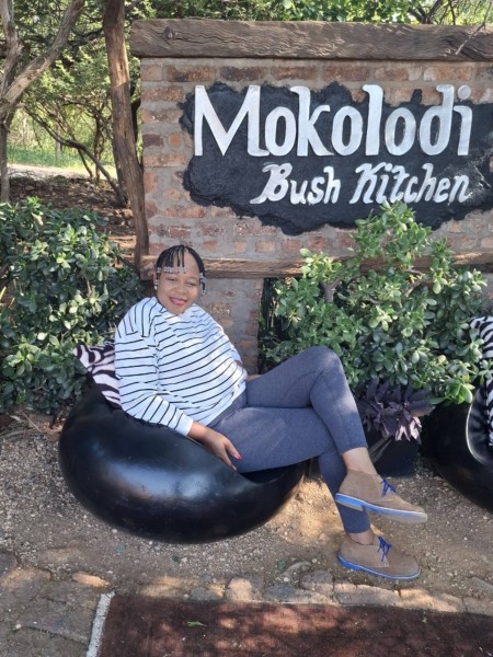 Tshola, 50, Simit