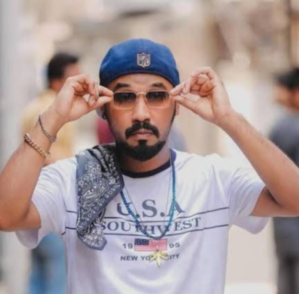 Rashid, 30, Frentt Pod Radhotm