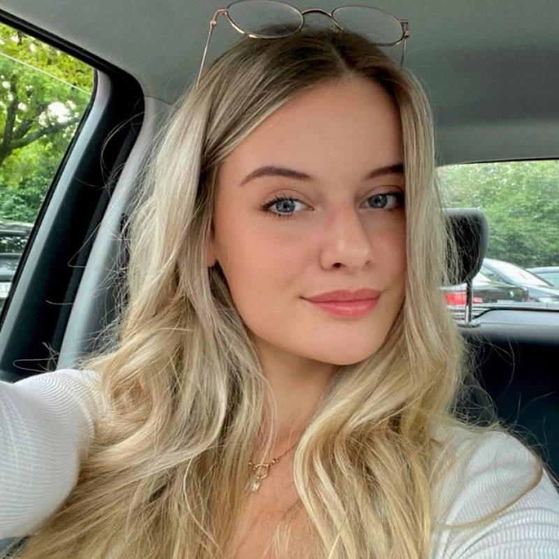 Karina17022 dating
